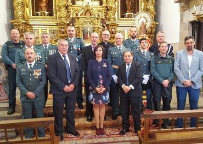 Imagen secundaria 1 - Arriba: guardias de Astillero izan una bandera de España en la rotonda de Villanueva de Villaescusa. Debajo, actos por el día del Pilar en Los Corrales de Buelna y Camargo.