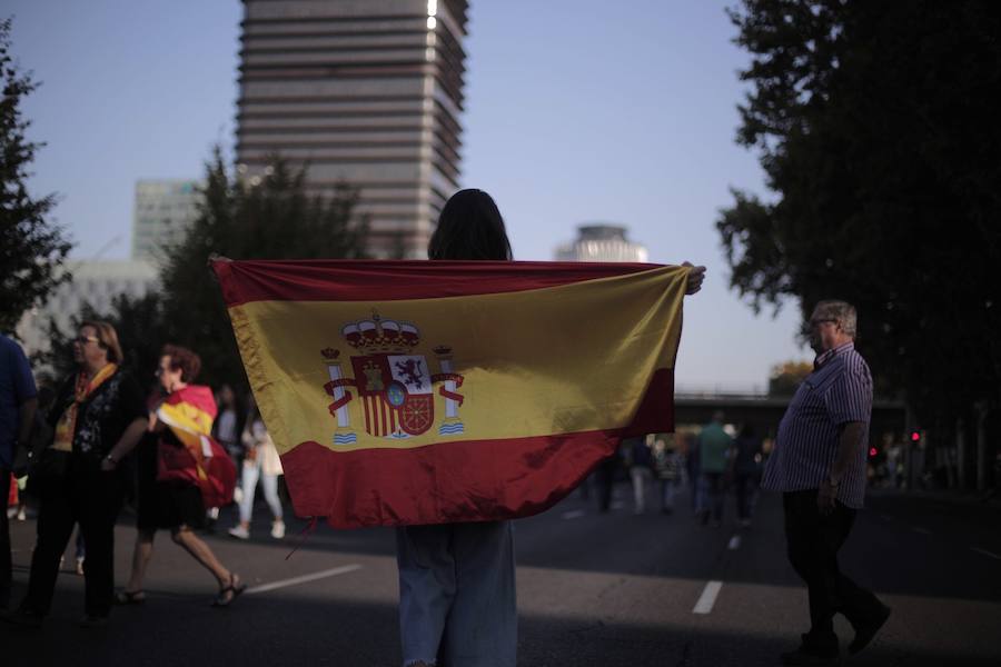 Miles de personas arropan el desfile del 12-O más multitudinario de los últimos años