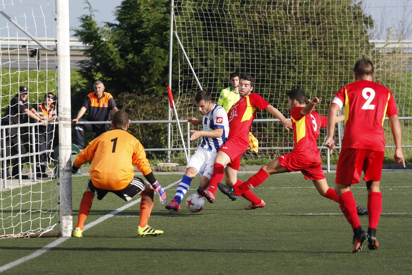 Imágenes del partido de fútbol Santillana-Gimnástica