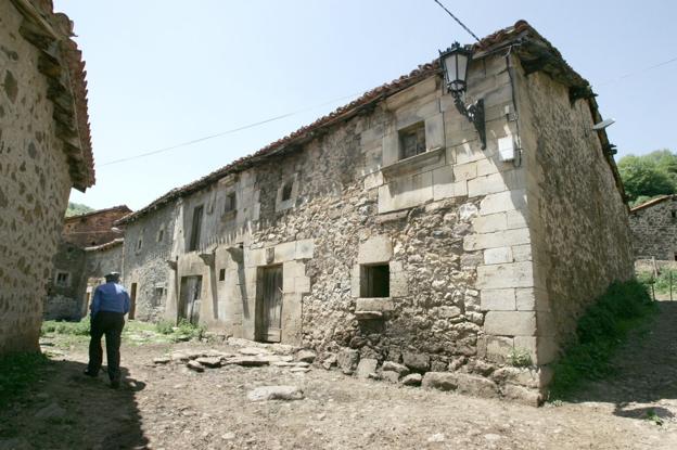 Casa de Tresabuela en la que se suponía que había residido el padre Rábago. :: 