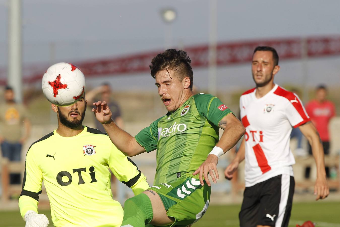 El Racing no puede pasar del empate a cero en Vitoria