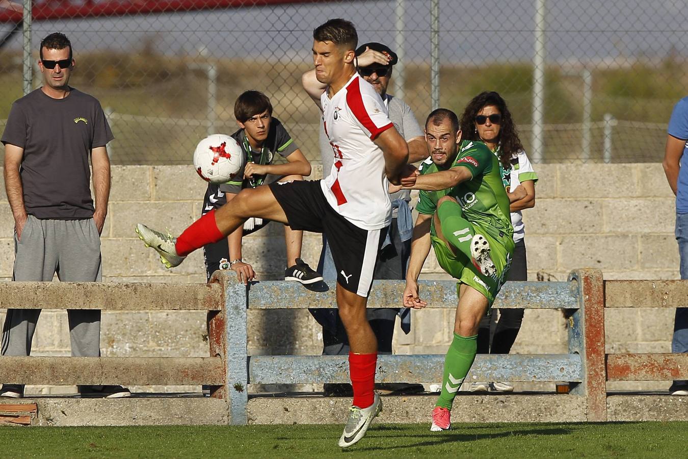 El Racing no puede pasar del empate a cero en Vitoria