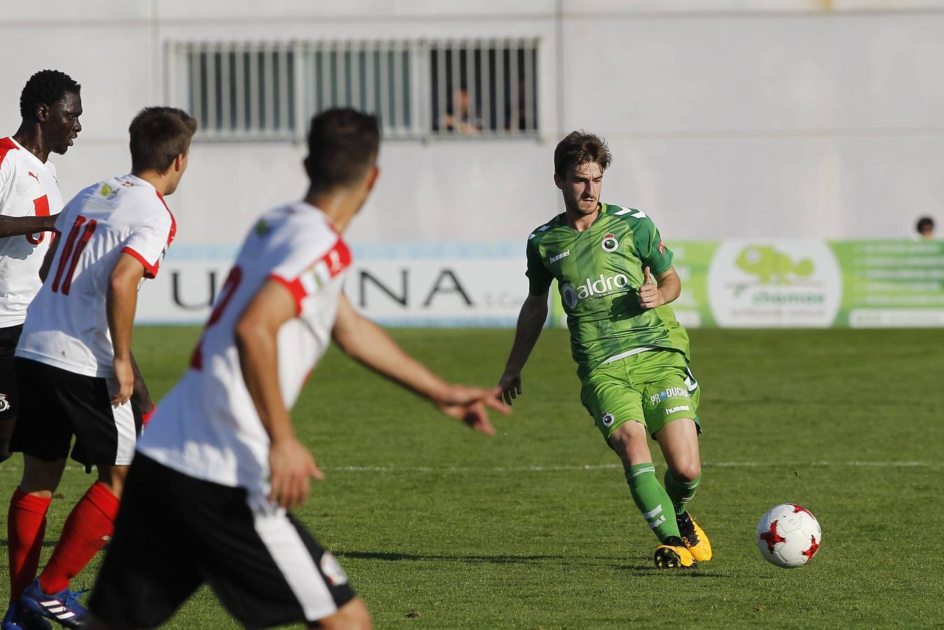 El Racing no puede pasar del empate a cero en Vitoria