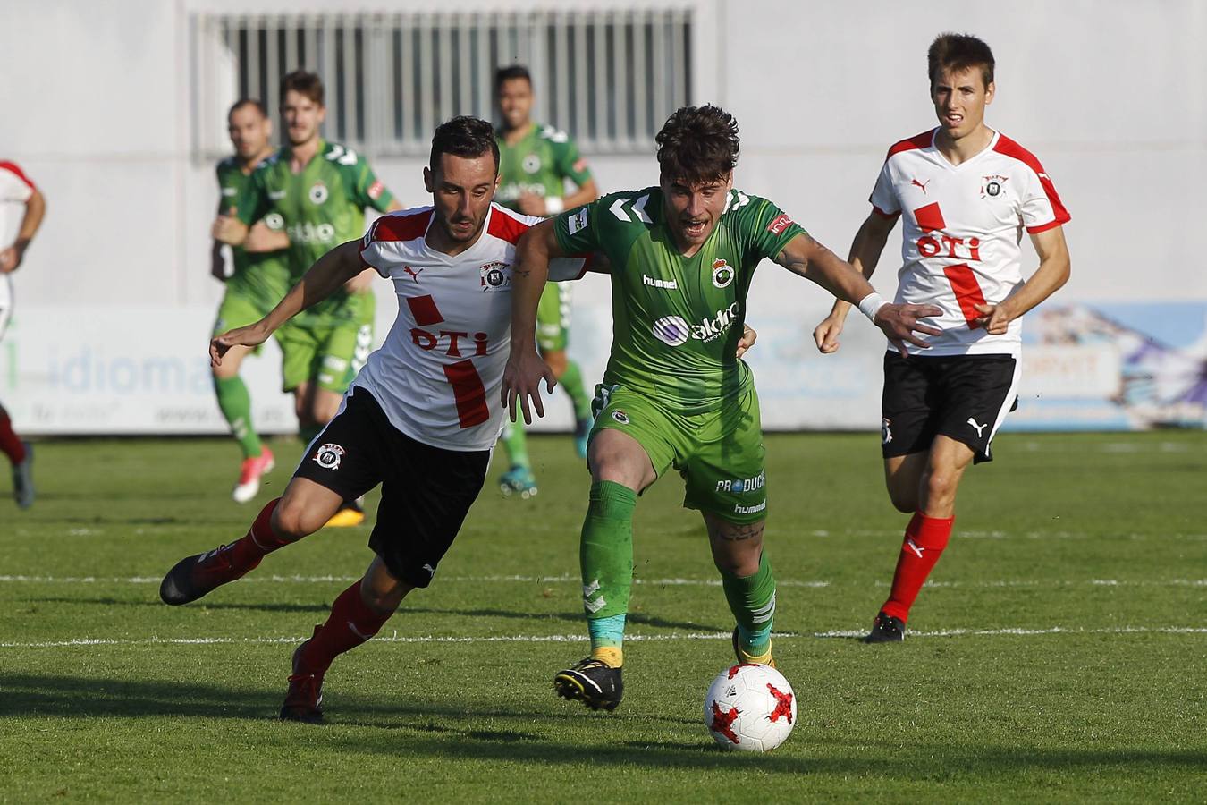 El Racing no puede pasar del empate a cero en Vitoria