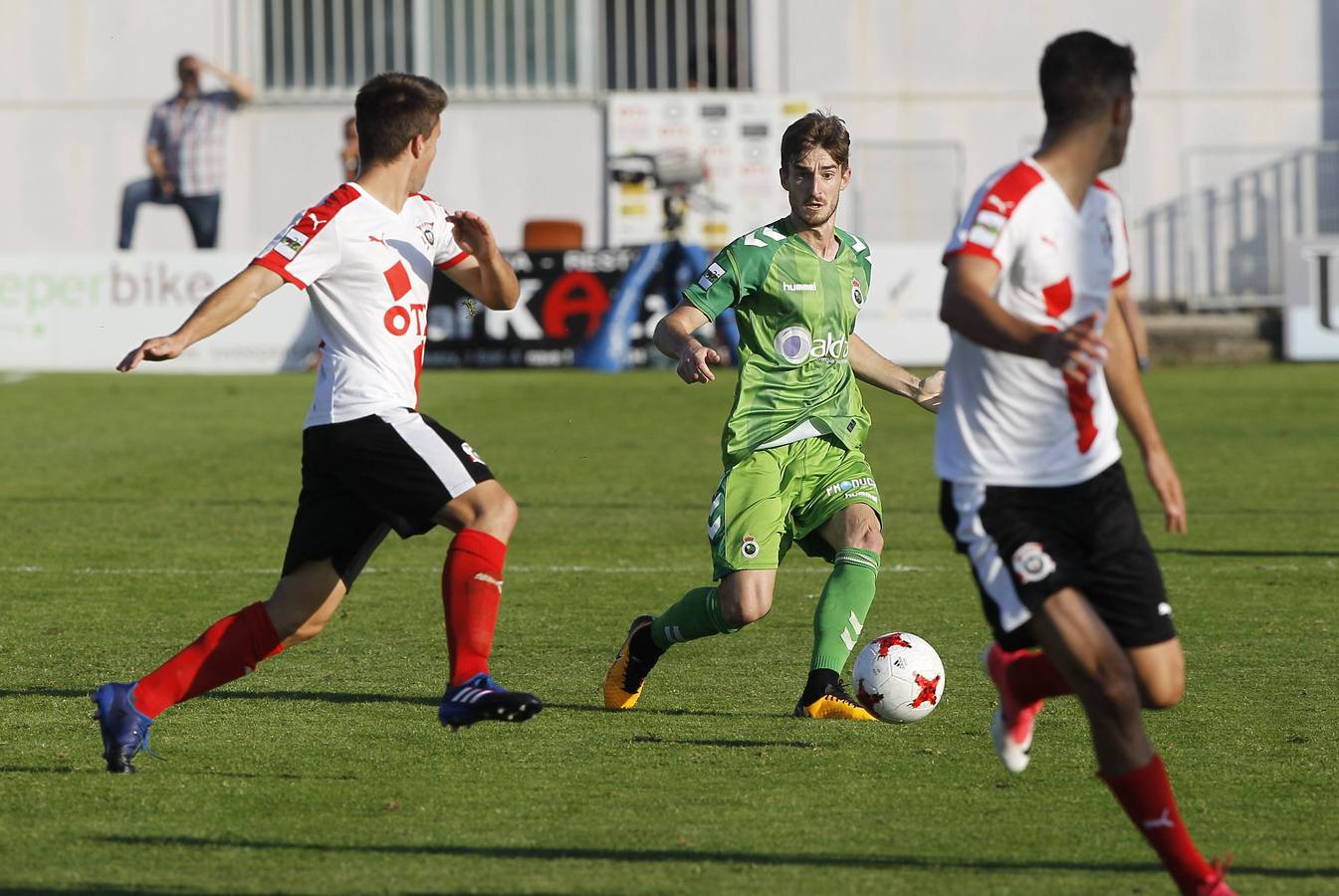 El Racing no puede pasar del empate a cero en Vitoria