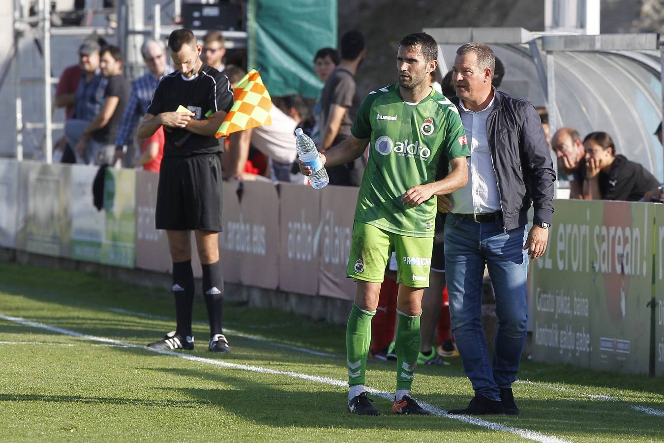 El Racing no puede pasar del empate a cero en Vitoria