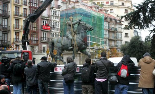 En la imagen de archivo, retirada de la última estatua ecuestre de Franco de Santander