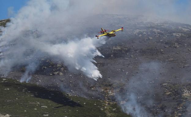 El incendio en la Sierra de Híjar se mantiene activo y se ha controlado el de La Población de Suso