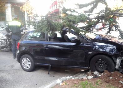 Imagen secundaria 1 - Aparatoso accidente en la calle San Fernando de Santander