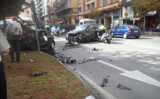 Imagen principal - Aparatoso accidente en la calle San Fernando de Santander