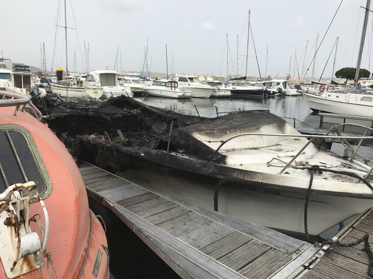 Barcos quemados en Marina del Cantábrico