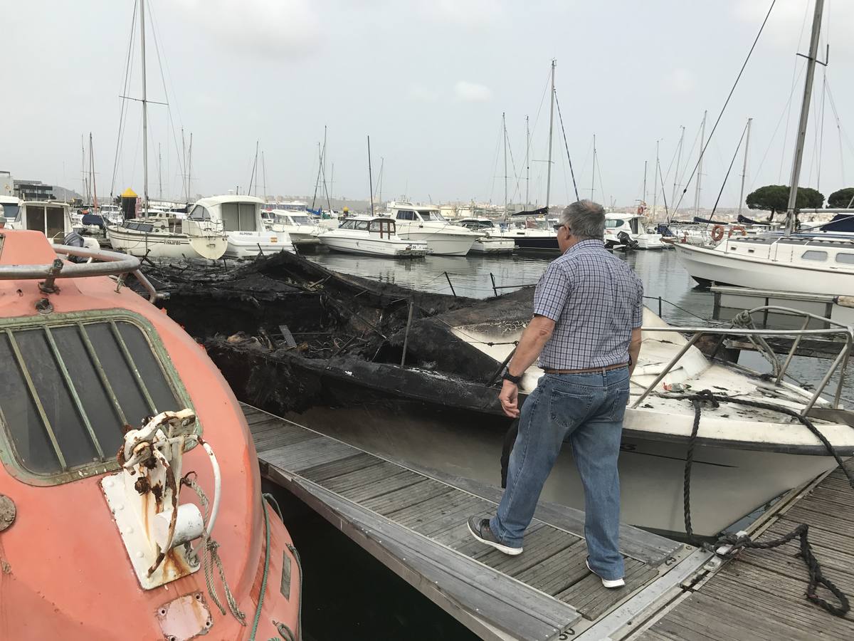 Barcos quemados en Marina del Cantábrico