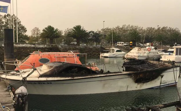 Los barcos, tal y como han quedado tras el incendio.