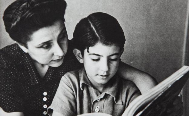 Luisa Carnés y su hijo leyendo