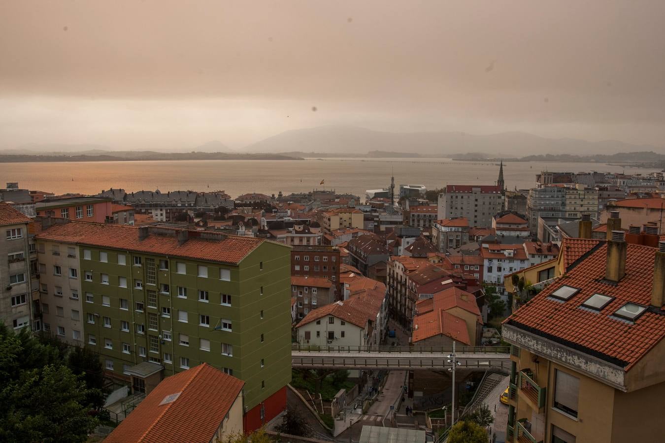 El viento ha llenado Cantabria de humo procedente de los incendios de Pesaguero, Asturias y Galicia