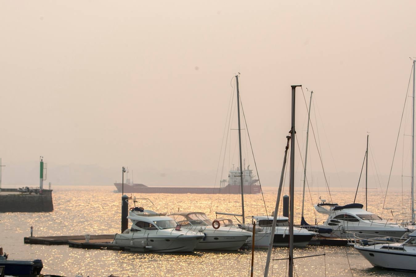 El viento ha llenado Cantabria de humo procedente de los incendios de Pesaguero, Asturias y Galicia