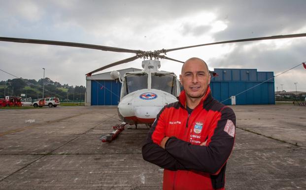 Javier Gómez posa con el helicóptero de rescate del Gobierno en el Aeropuerto Seve Ballesteros.