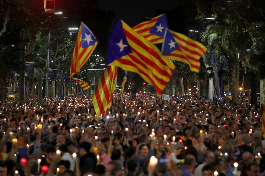 Unas 200.000 personas protestan en Barcelona por encarcelamiento de del presidente de la ANC, Jordi Sànchez, y del de Òmnium Cultural, Jordi Cuixart.