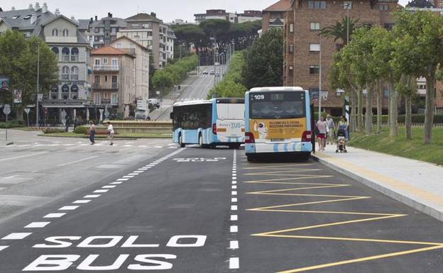 Metro-TUS, junto al campo de fútbol, en El Sardinero, Santander.