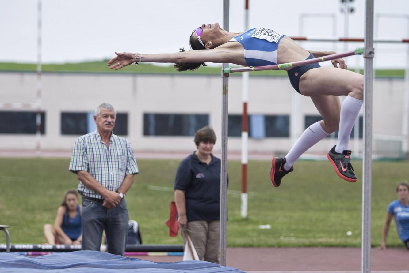 Ruth Beitia, en un control de salto de altura en la pista de la Albericia, junto a su entrenador Ramón Torralbo (2014).