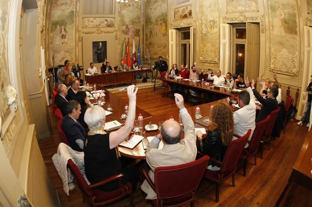 Los concejales del equipo de gobierno -PSOE y PRC- y de Torrelavega Sí votan a favor de las ordenanzas fiscales para 2018, ayer en el salón de plenos. 