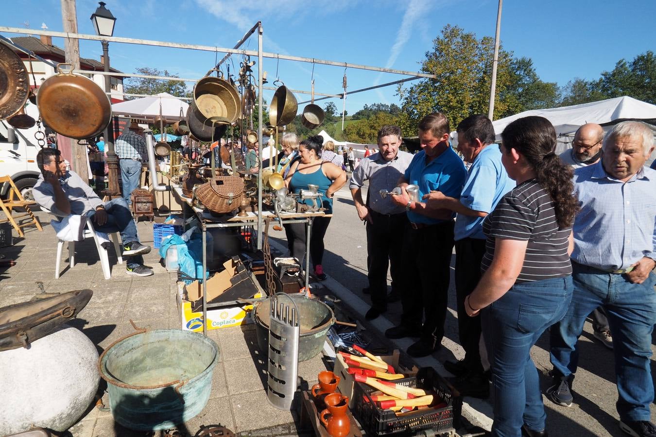 Más de 1.000 personas acuden a la tradicional cita ganadera y comercial que se celebra en Hoznayo