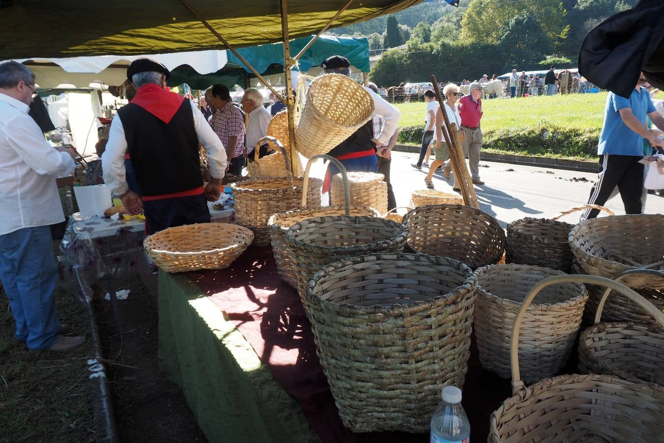 Más de 1.000 personas acuden a la tradicional cita ganadera y comercial que se celebra en Hoznayo