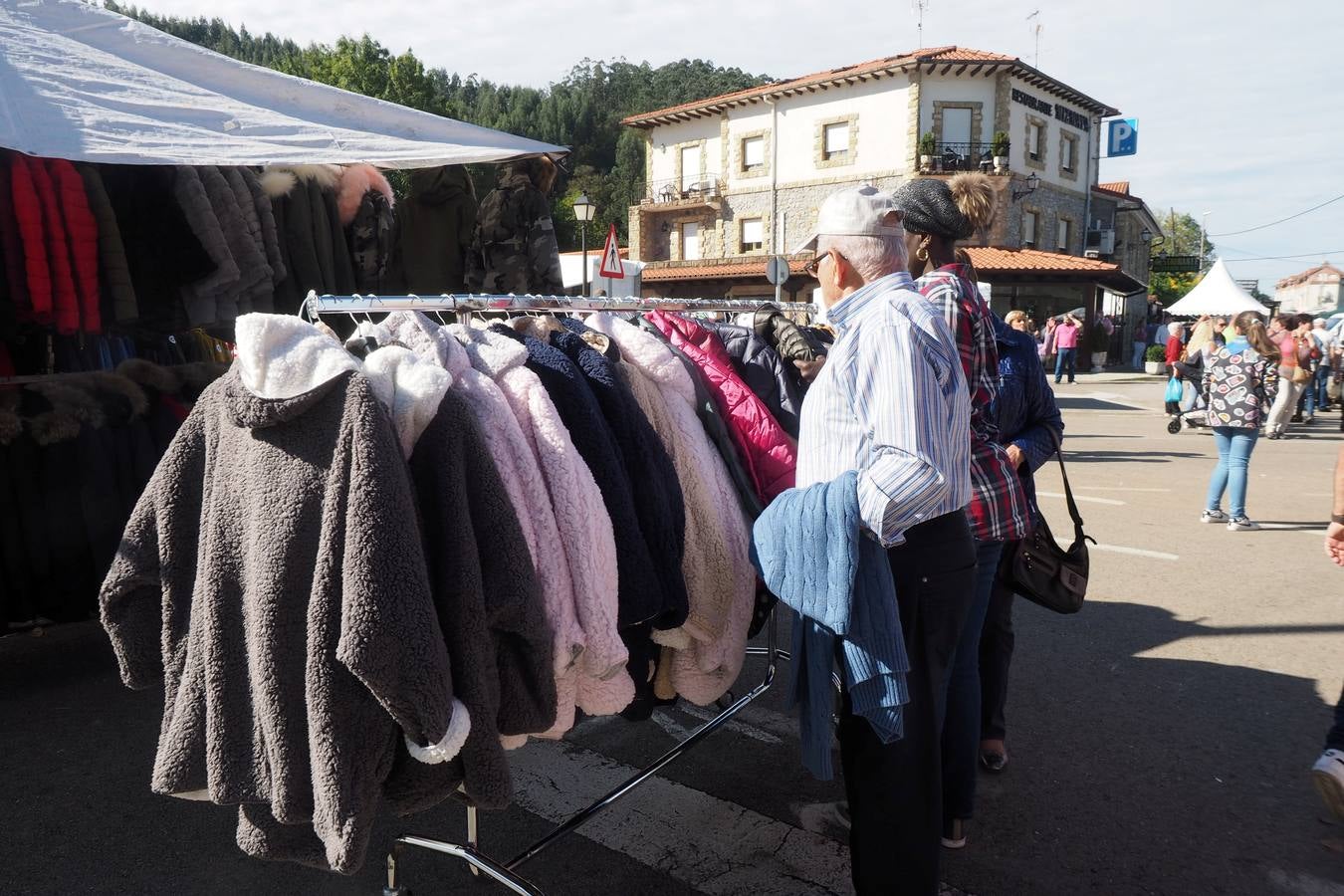 Más de 1.000 personas acuden a la tradicional cita ganadera y comercial que se celebra en Hoznayo