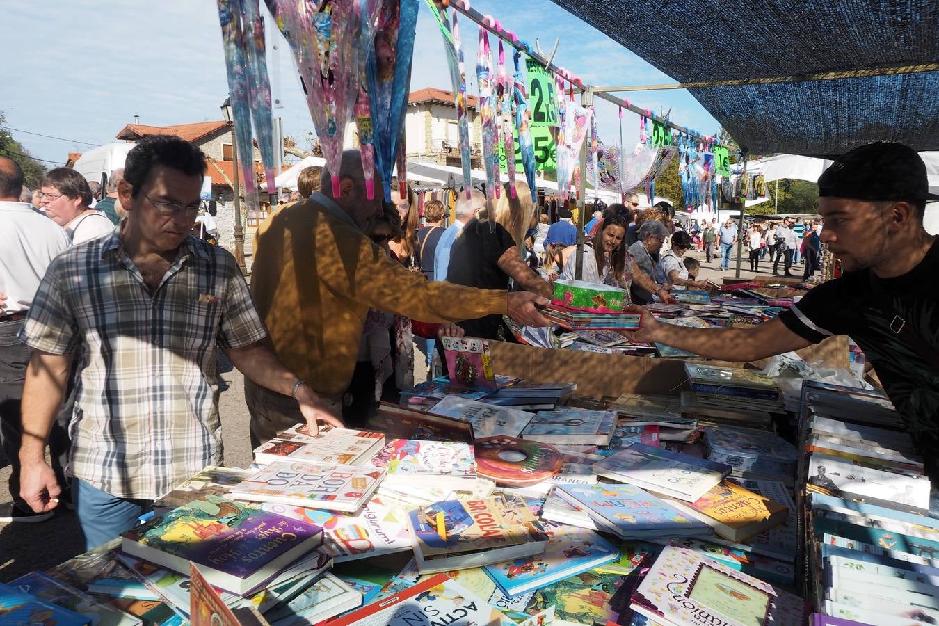 Más de 1.000 personas acuden a la tradicional cita ganadera y comercial que se celebra en Hoznayo