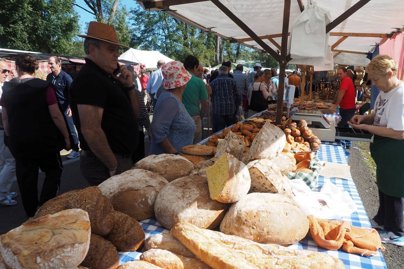 Más de 1.000 personas acuden a la tradicional cita ganadera y comercial que se celebra en Hoznayo