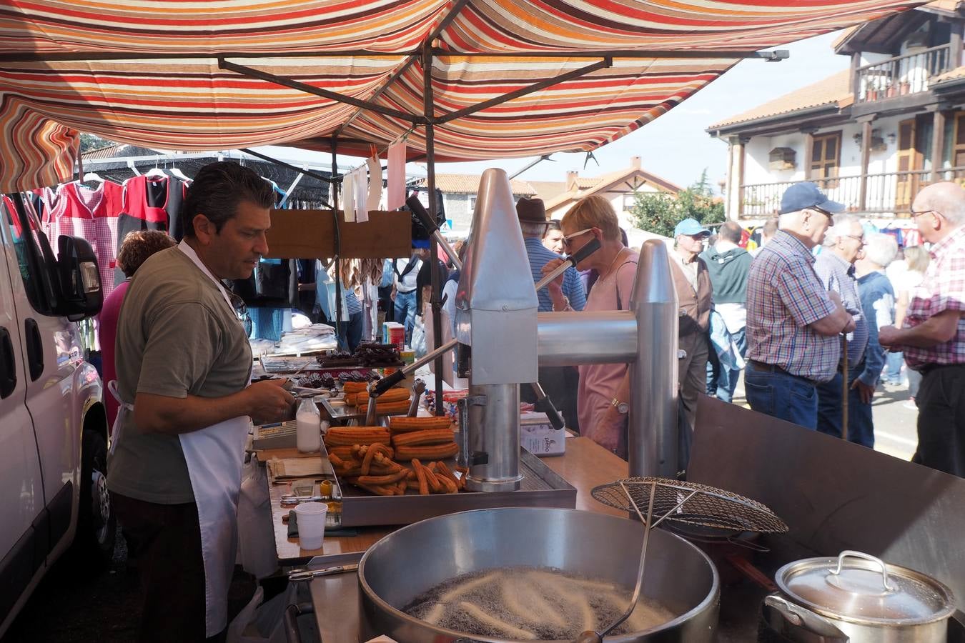 Más de 1.000 personas acuden a la tradicional cita ganadera y comercial que se celebra en Hoznayo