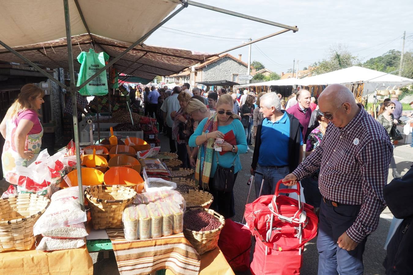 Más de 1.000 personas acuden a la tradicional cita ganadera y comercial que se celebra en Hoznayo