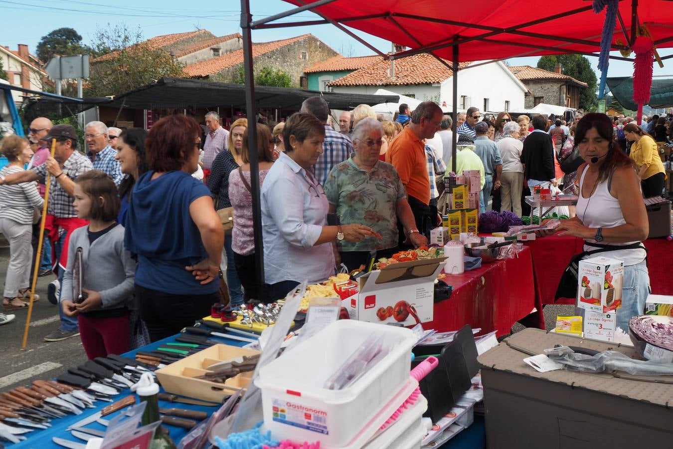 Más de 1.000 personas acuden a la tradicional cita ganadera y comercial que se celebra en Hoznayo