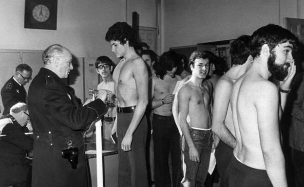 Mozos madrileños son tallados y pesados para la mili, en 1975.