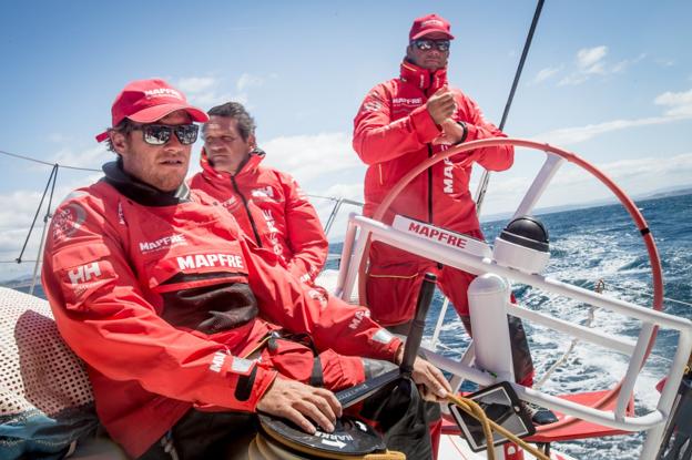 'Ñeti' Cuervas-Mons, en primer término, y Pablo Arrarte, a la caña, junto a Joan Vila en uno de los entrenamientos del 'Mapfre'.