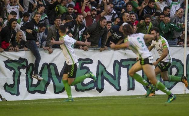 Regalón, Gonzalo y Javi Cobo celebran el tercer gol, el de la victoria, junto a La Gradona. 