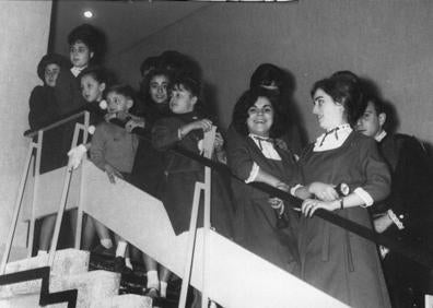 Imagen secundaria 1 - Arriba, Marcos Restegui junto al obispo el día de la inauguración del Capitol.