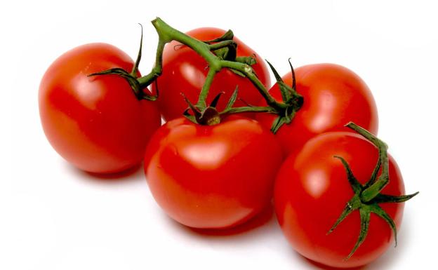 De tomate.  Uno de los ‘últimos’ descubrimientos de la nueva cocina española. El tomate, cada día con más adeptos, ha dejado de comerse en ensalada para ser, por sí solo, único protagonista en la mesa. Esta preparación es tan sencilla como sorprendente. Merece la pena.