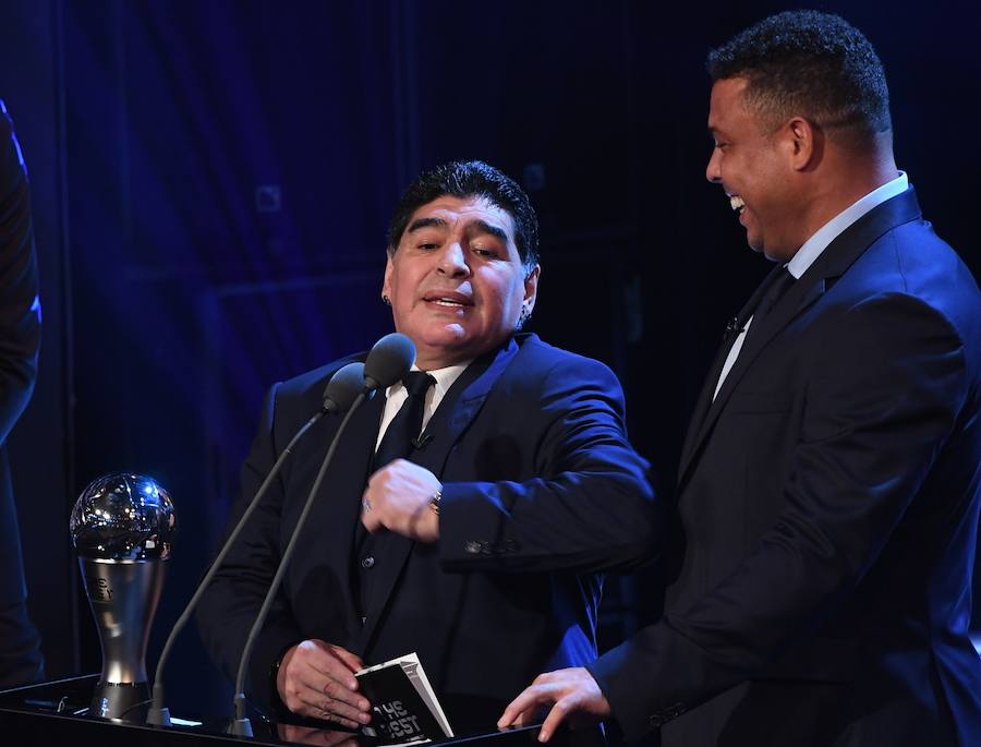 El portugués Cristiano Ronaldo, que fue introducido por Maradona y Ronaldo Nazario, se hizo por segundo año con el galardón al mejor jugador.