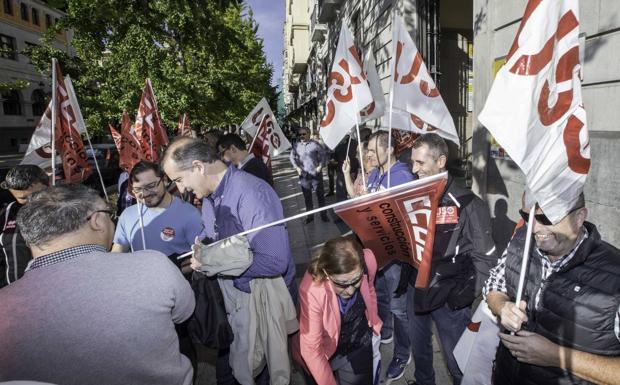 Imagen principal - Imágenes de la protesta.