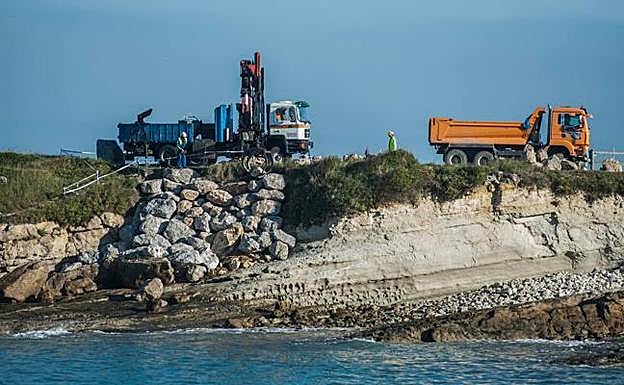 Una escollera de piedras de 2.000 kilos protege la costa de la erosión del mar, en la playa de La Maruca.
