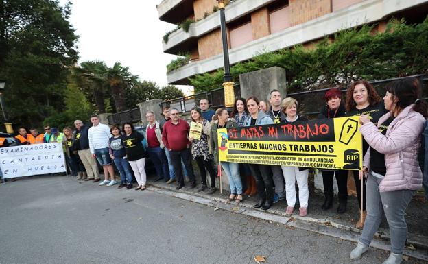 Imagen principal - Los representantes de las autoescuelas cántabras dicen que todo son «excusas»