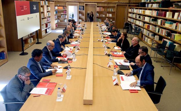 La biblioteca del Cilengua de San Millán ha acogido el primer encuentro del Club de Amigos de Futuro en Español.