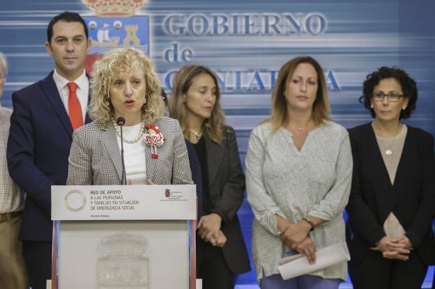 La vicepresidenta Eva Díaz Tezanos junto a representantes municipales y de ONG. 