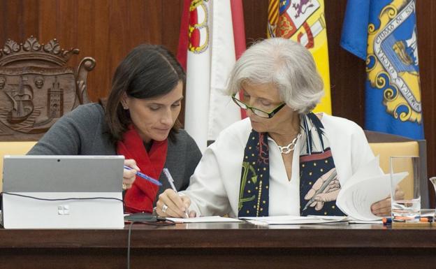 La alcaldesa de Santander, Gema Igual, junto a la concejala de Economía y Hacienda, Ana González.