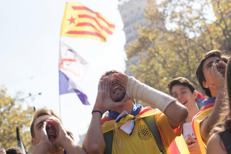 Cientos de personas se manifiestan en Barcelona en protesta por la aplicación del artículo 155 y para pedir la liberación de Jordi Sànchez y Jordi Cuixart