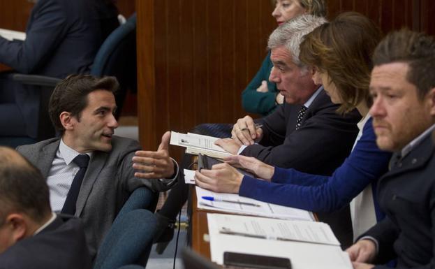 Casares charla con Fuentes-Pila, en un Pleno.