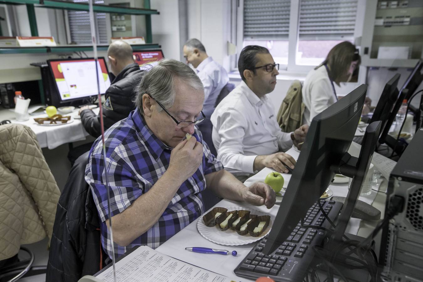 Cata para elegir los mejores quesos de España, en el Laboratorio Agroalimentario de Santander