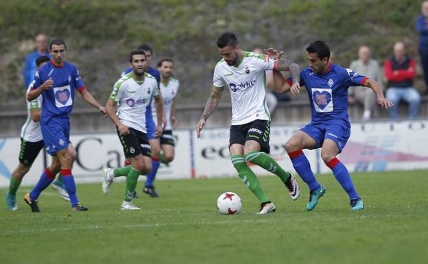 El Racing, en pleno juego, en Amorebieta.