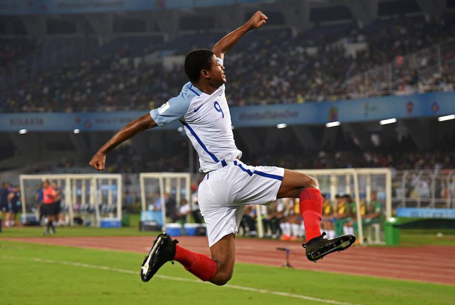 Inglaterra venció a España en la final del Mundial sub-17 de la India. Sergio Gómez marcó un doblete para el cuadro de Santi Denia pero el conjunto dirigido por Steve Cooper remontó con un serio correctivo (5-2).